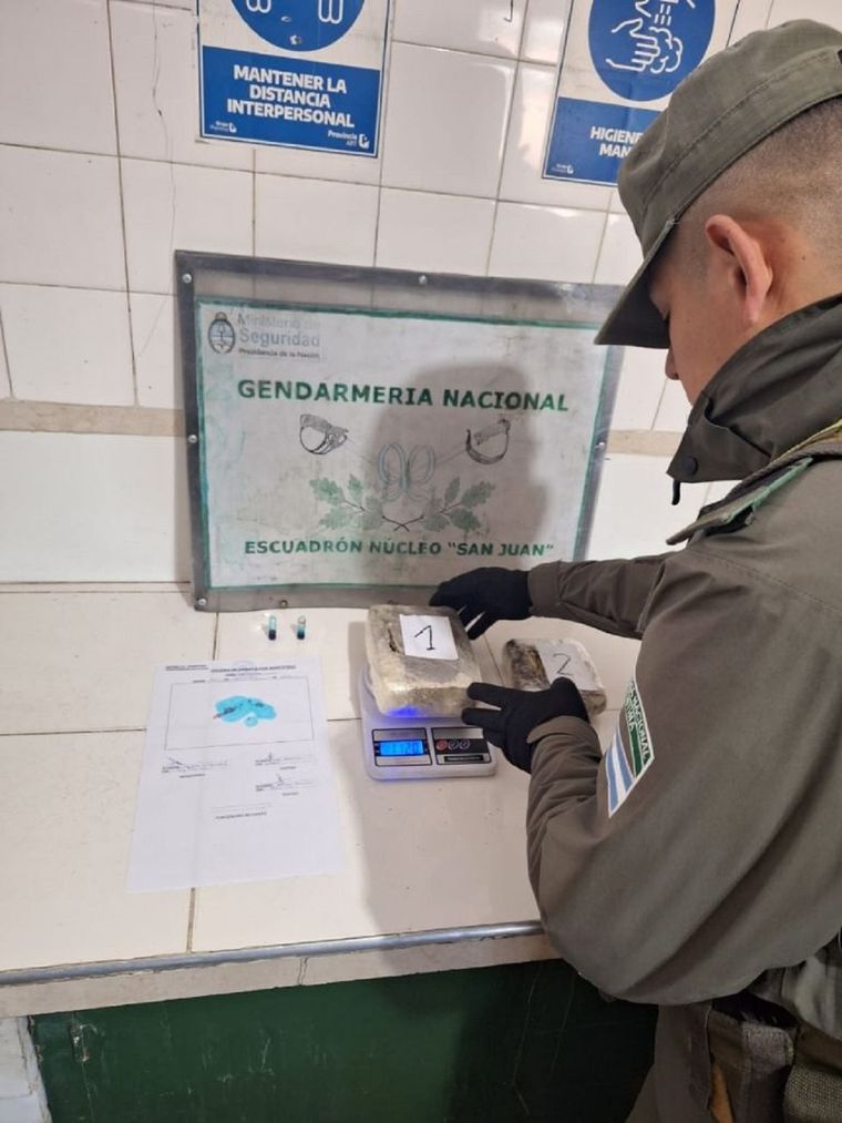 Pesaje de la cocaína hallada por Gendarmería Nacional Foto: Gendarmeria Nacional