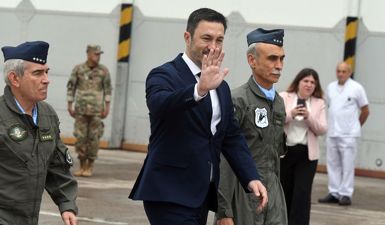 luis petri entrega helicópteros bell IV brigada  (3)