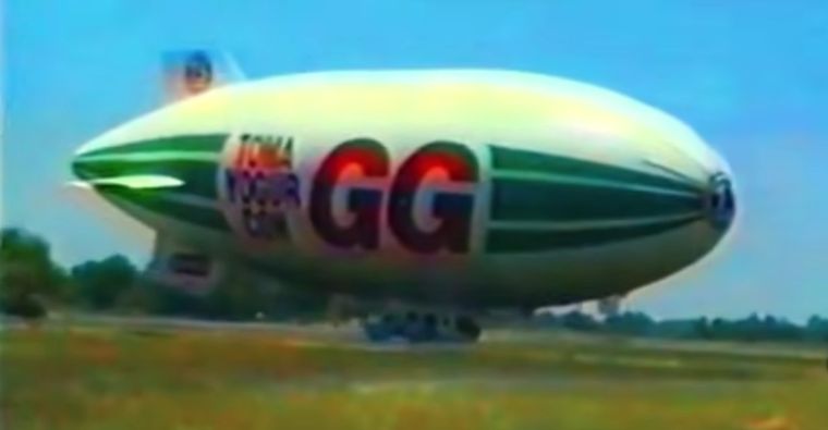 El lema Tomá yogur con GG, a un lado del zepelín. Foto: Captura de video