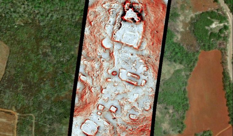 Los edificios antiguos agrupados en la cima de una colina se revelan mediante un estrecho transecto de datos de estudio lidar. Foto: Dpa.