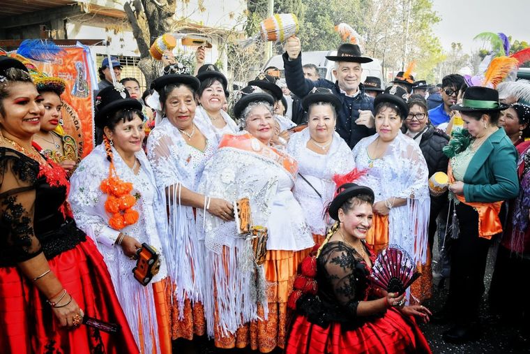 El ministro de Justicia bonarense y precandidato a intendente de La Plata, Julio Alak, con la comunidad boliviana platense participando de la festividad de la Virgen de Copacabana Foto: Twitter