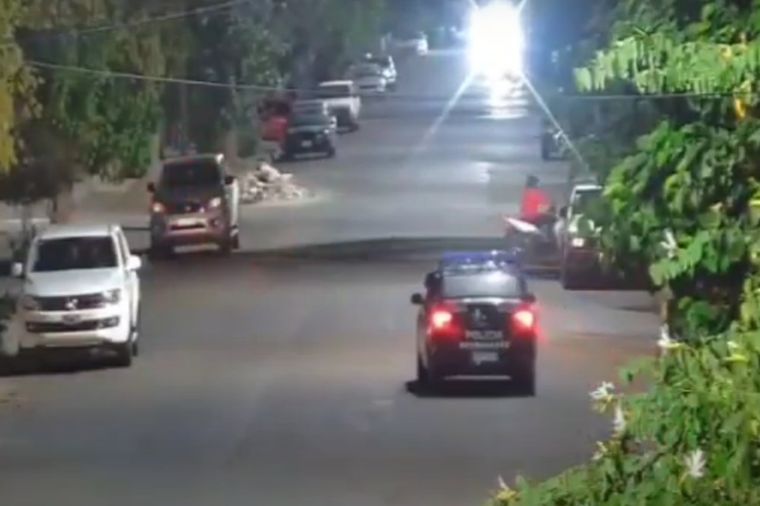 El momento previo a la captura del motociclista en pleno centro sanmartiniano. Foto: Gentileza.