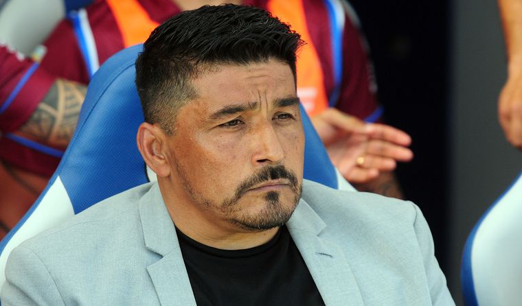 Omar Asad terminó molesto por la situación que se dio en el gol anulado a Agustín Auzmendi por fuera de juego.