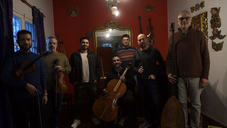 El integrantes de El Círculo Armónico junto a Gustavo Gargiulo&nbsp;