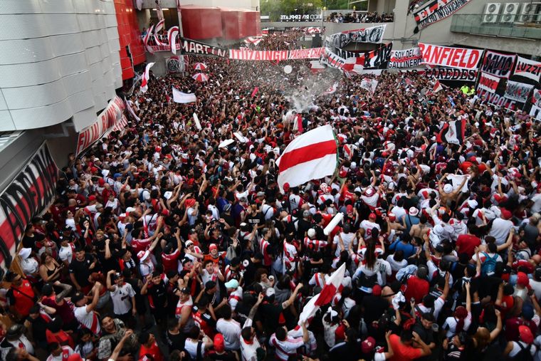 La gente comenzó a jugar su partido. Foto: River Plate
