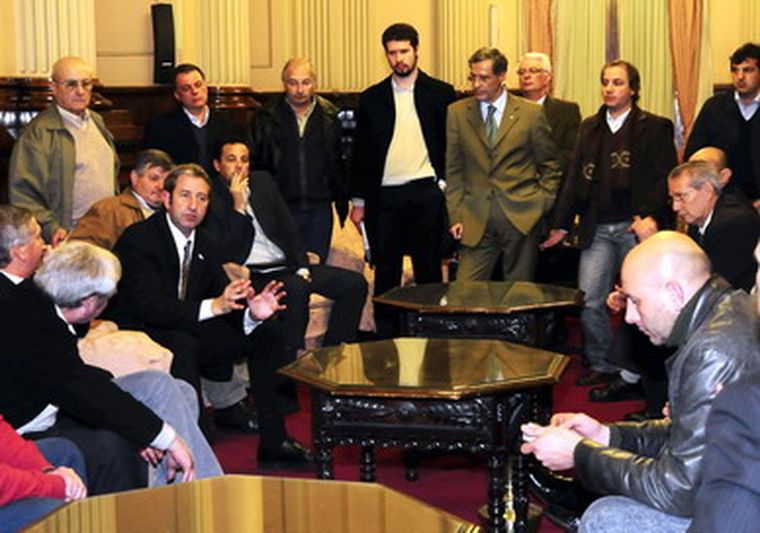 Cobos junto a los intendentes santafecinos, días antes del desempate. Foto: Prensa Senado