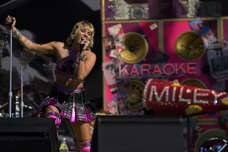 Miley Cyrus deleitó al mundo con su espectacular show.