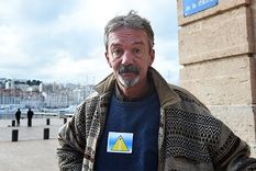 francia: obligan a los sintecho a llevar triangulos amarillos