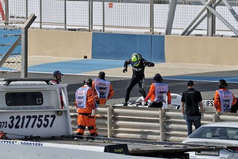 Checo Pérez sufrió un problema con su Cadillac en el segundo día de entrenamientos en Baréin. Checo Pérez sufrió un problema con su Cadillac en el segundo día de entrenamientos en Baréin.