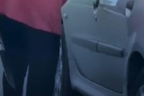 una abuela cuchillera increpo a un conductor y piden sacarle la licencia: el brutal video una abuela cuchillera increpo a un conductor y piden sacarle la licencia: el brutal video