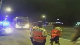 Un colectivo de la Tanse chocó contra un patrullero y casi atropella a cuatro policías en la ciudad de Córdoba. Foto: Policía de Córdoba