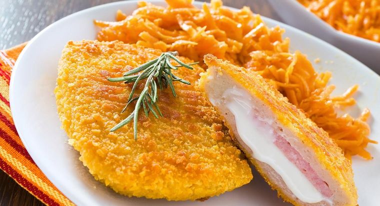 Deleita a tu familia con estas deliciosas milanesas de pollo rellenas con jam Foto: Shutterstock