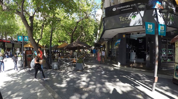 El resultado de una encuesta arrojó que el viernes los negocios de la Ciudad de Mendoza abren normal. Foto: ALF PONCE MERCADO / MDZ