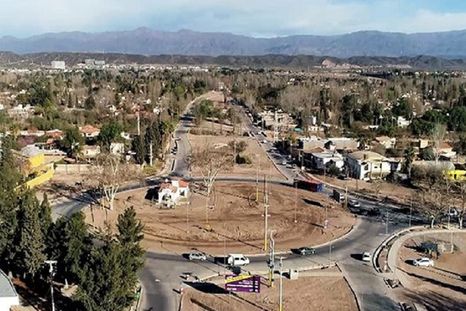 Luján de Cuyo reemplazó el viejo régimen de plusvalía por un nuevo sistema que permite dividir terrenos entre familiares, sin pagar contribuciones extras. Luján de Cuyo reemplazó el viejo régimen de plusvalía por un nuevo sistema que permite dividir terrenos entre familiares, sin pagar contribuciones extras.