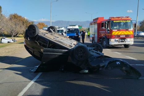 Un conductor con alcoholemia positiva provocó un grave accidente en el Acceso Este. Un conductor con alcoholemia positiva provocó un grave accidente en el Acceso Este.