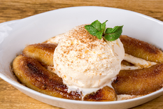 Sencillez y sabor plátanos caramelizados y helado Sencillez y sabor: plátanos caramelizados y helado, tus nuevos favoritos Foto: Shutterstock