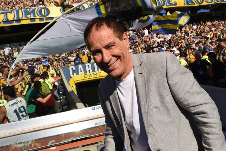 El profesor Ariel Holan apuntó contra Estudiantes por el pasillo de espaldas y defendió el título anual de Rosario Central.