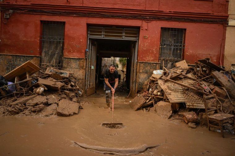 La DANA (depresión aislada en niveles altos) que afectó a Valencia el 29 de octubre de 2024 provocó que varias ramblas se desbordaran, inundando un buen número de localidades del sur de la capital valenciana.