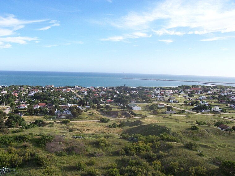 En esta playa, la cercanía con Necochea convive con un entorno que mantiene su perfil agreste y tranquilo. En esta playa, la cercanía con Necochea convive con un entorno que mantiene su perfil agreste y tranquilo.