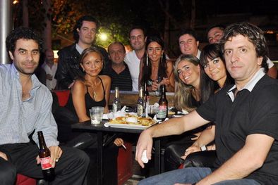 MDZol | La gran mesa de Break Point: Facundo, Jimena, Jorge, Erica, Juan Manuel, Roberto, Eduardo, Ricardo, Natalia, Celeste y Santiago. Foto: Gerardo Gómez / MDZ