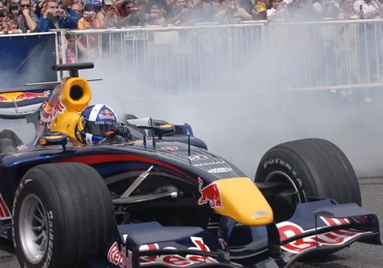 En 2008, Coulthard realizó una exhibición sobre la Avenida 9 de Julio, en pleno corazón de Buenos Aires. En 2008, Coulthard realizó una exhibición sobre la Avenida 9 de Julio, en pleno corazón de Buenos Aires.