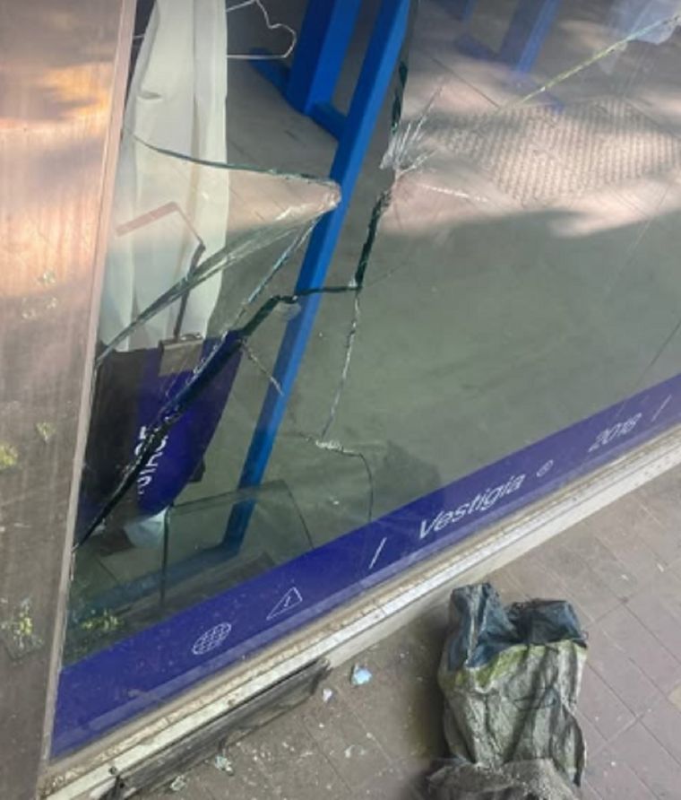 Vidrios rotos tras el último robo a Vestigia, en calle San Lorenzo. Foto: Redes sociales