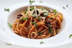 Espaguetis a la puttanesca Una receta clásica de la cocina italiana. Foto: Bon Viveur