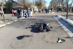 La escena del accidente fatal y la moto en la que murió la víctima.&nbsp;