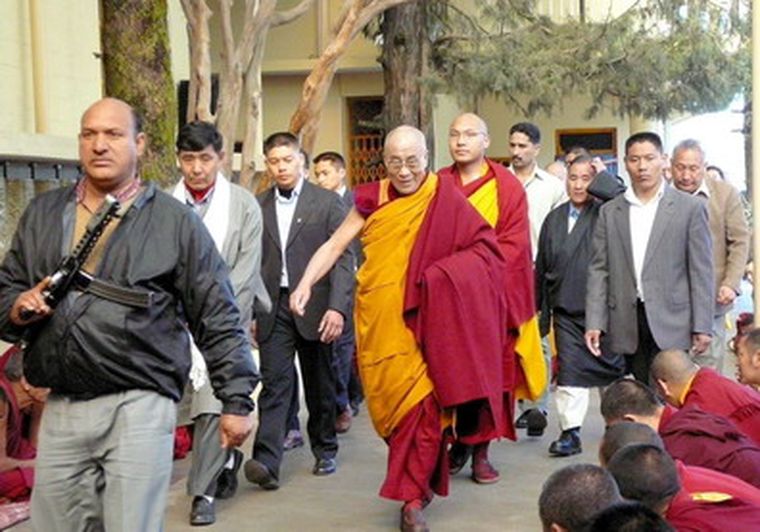 El Dalai Lama pidió el fin de la violencia y que las armas sean reemplazadas por el diálogo. Foto Efe