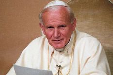 Juan Pablo II visitó la Argentina por primera vez el 11 de junio de 1982, en medio de la Guerra de Malvinas