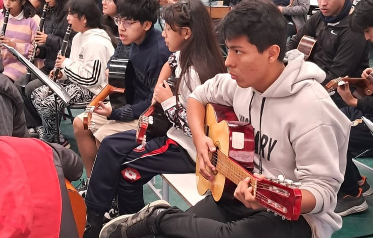 Guitarras, violines, clarinetes y muchos instrumentos más. Guitarras, violines, clarinetes y muchos instrumentos más.