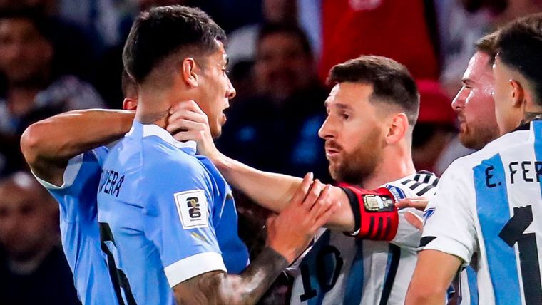 Messi se calentó y tomó del cuello a Olivera en Argentina-Uruguay
