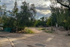 El municipio informó que retira cinco camiones diarios de residuos, pero vecinos del barrio Urundel aseguran que solo levantaron basura liviana y dejaron escombros.