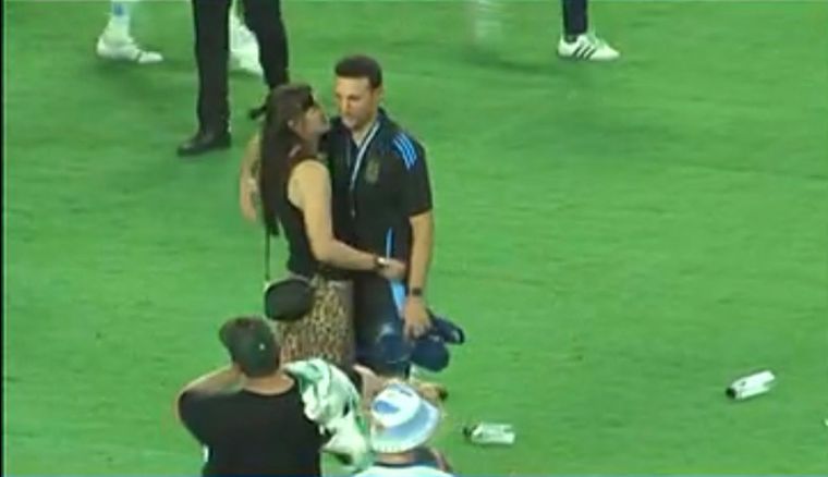 Scaloni se hizo un espacio para festejar junto a Elisa Montero, su pareja desde hace 16 años. Foto: Captura TyC Sports