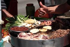 En México hay una gran cultura de comida servida en puestos callejeros. Foto: GETTY IMAGES