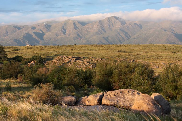 Este pueblo de Córdoba, enclavado en el Valle de Punilla, combina casonas inglesas y paisajes de sierras, ideal para quienes buscan vacaciones tranquilas.