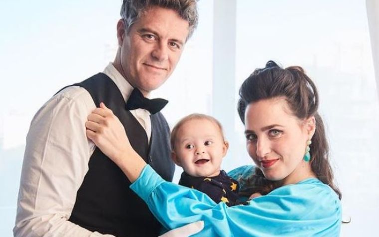 Felices los tres Mike y Sofía son padres de Miel.