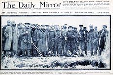 Una imagen histórica: soldados británicos y alemanes fotografiados juntos en plena tregua de la Gran Guerra durante la Navidad de 1914.&nbsp;