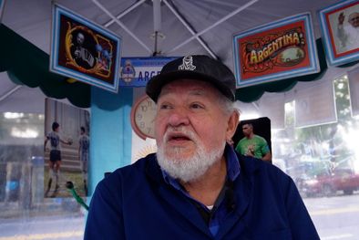 MDZol | José trabaja desde hace veinte años como lustrabotas en la Avenida Santa Fe Foto: Analía Melnik /MDZ