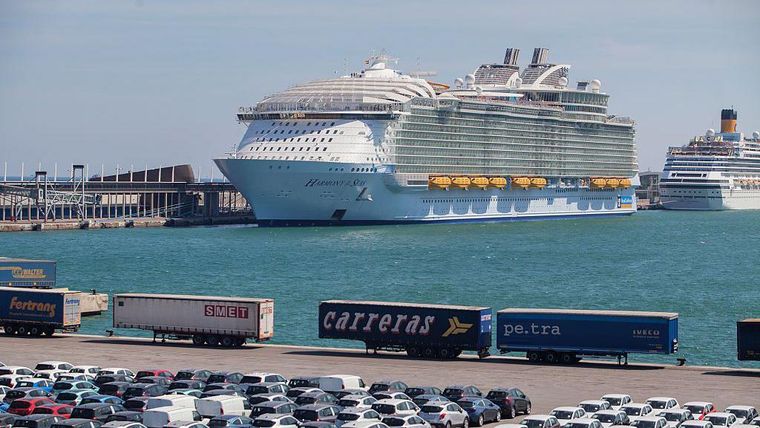 El puerto de Barcelona es uno de los más importantes de todo el Mediterráneo.