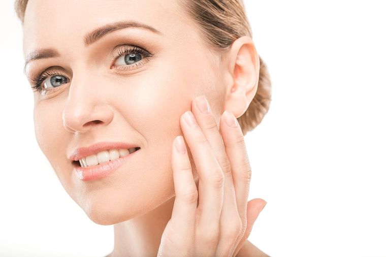 La piel de las mujeres de más de 55 años tiene necesidades específicas que no cubren las cremas y sí los sérums. Foto: Pur Skin Clinic