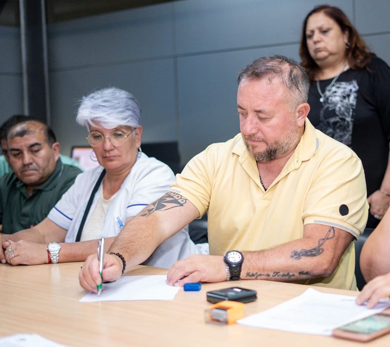 Roberto Macho, secretario general de ATE, firmó el acuerdo este miércoles Foto: Gobierno de Mendoza