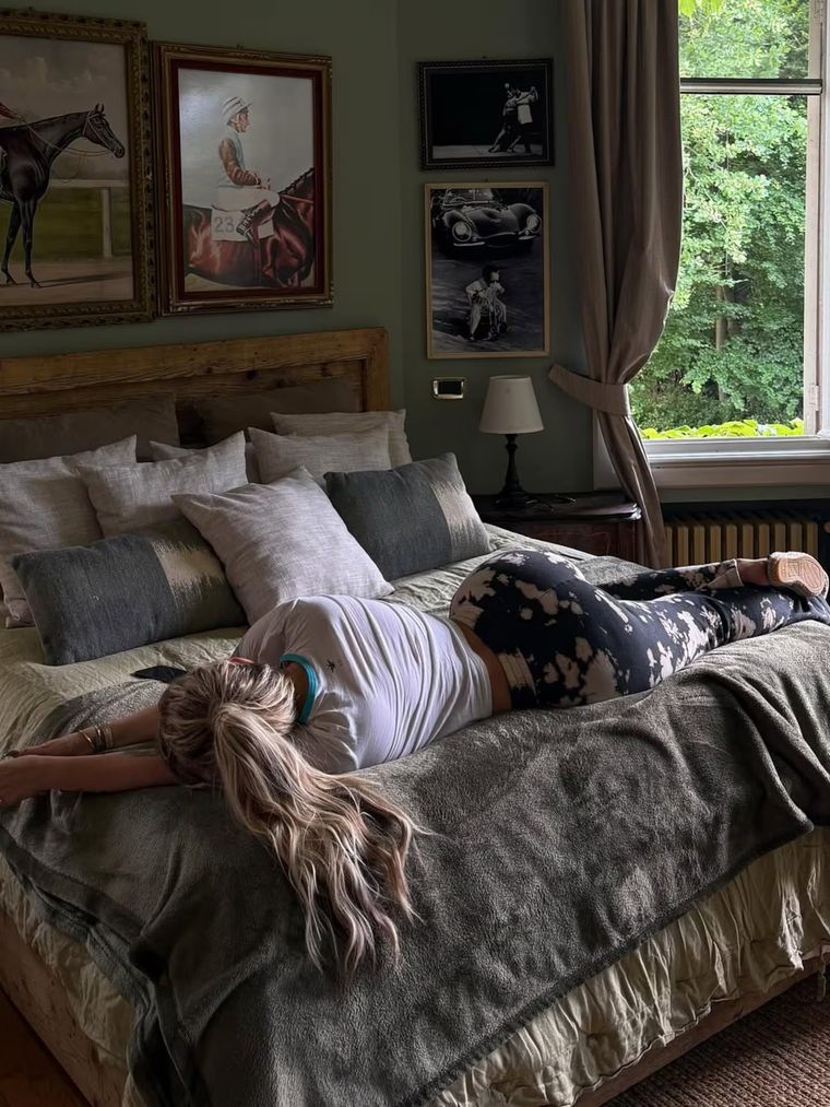 El cuarto combina elegancia y calidez. El cuarto combina elegancia y calidez.