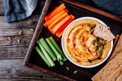 MDZol | El hummus de garbanzo lo puedes acompañar con bastoncitos de verduras. Foto: Shutterstock