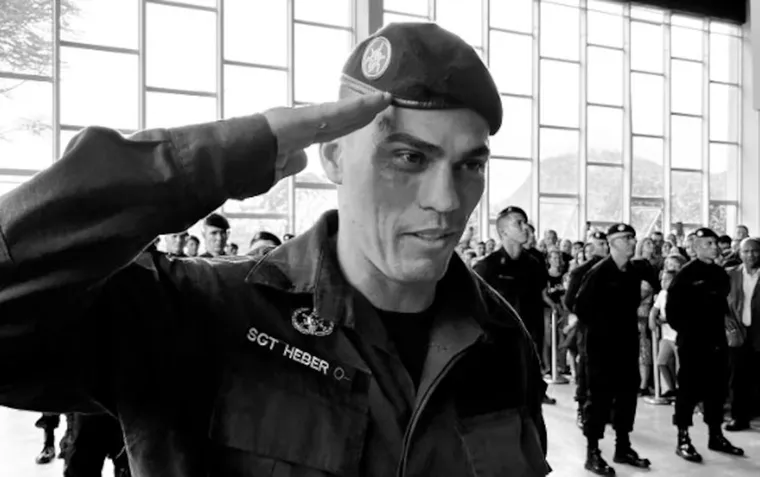 El operativo policial en los complejos de Alemão y Penha dejó decenas de muertos y reveló el último mensaje del sargento Heber Carvalho da Fonseca. El operativo policial en los complejos de Alemão y Penha dejó decenas de muertos y reveló el último mensaje del sargento Heber Carvalho da Fonseca.