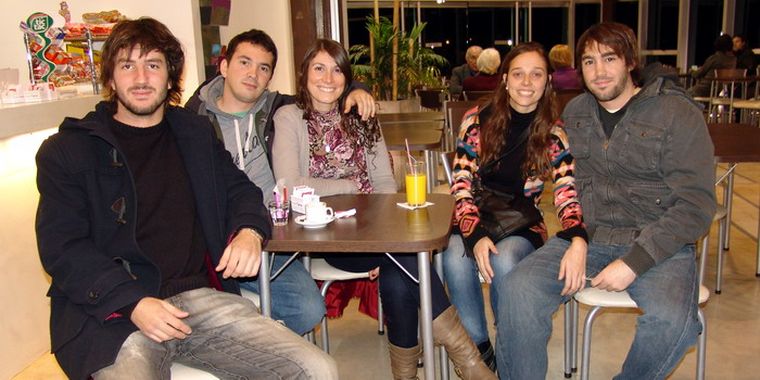 Tomas Boueri, Herman Deguer, Ana Zenobi, Yanina Micucci y Alejandro Rosé compartieron la obra de teatro en grupo. Foto: Muriel del Barco/MDZ