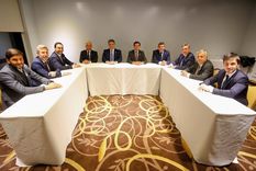 Los 10 gobernadores que integraban Juntos por el Cambio finalmente no apoyarán los proyectos de la oposición en el Senado, en un claro respaldo al Gobierno de Javier Milei. Los 10 gobernadores que integraban Juntos por el Cambio finalmente no apoyarán los proyectos de la oposición en el Senado, en un claro respaldo al Gobierno de Javier Milei.