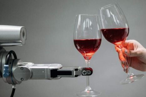 Inusual prueba entre robots motorizados por Inteligencia Artificial y sommeliers. Quién ganó.