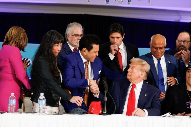 Trump en una Cumbre Latina celebrada en su club de golf en Florida, días antes de las elecciones de noviembre de 2024.