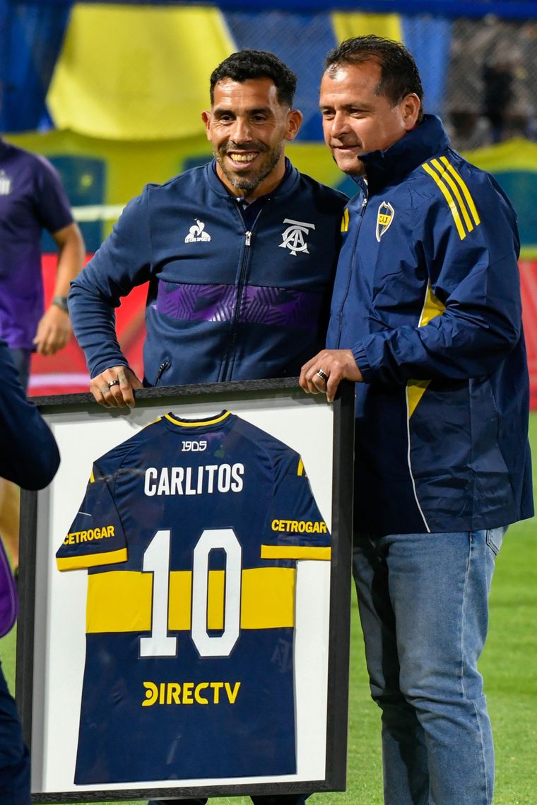 Carlos Tevez fue homenajeado con la camiseta n&uacute;mero 10 en una placa, junto Marcelo Delgado.
